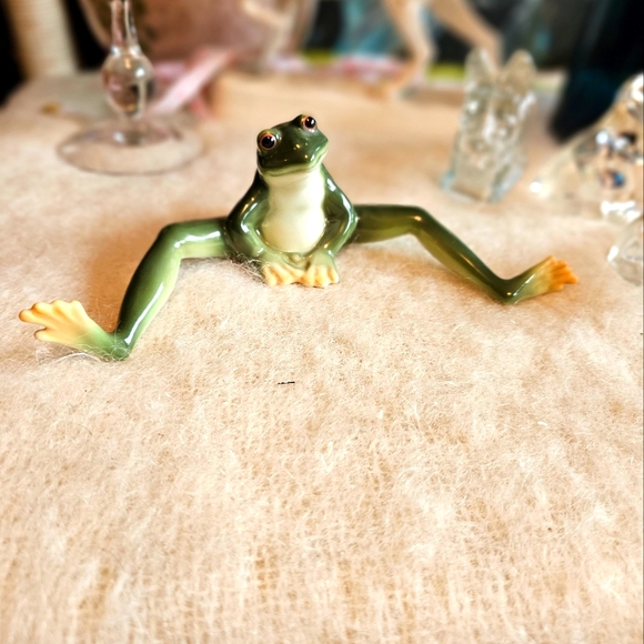 Adorable Porcelain Frog - Picture 1 of 4